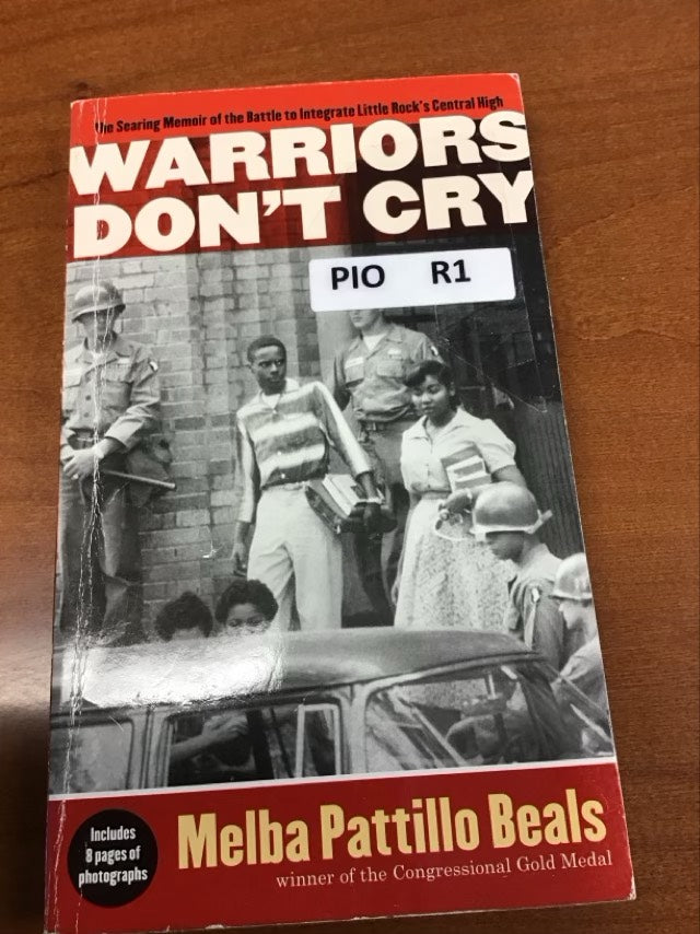 Warriors Don't Cry: A Searing Memoir of the Battle to Integrate Little Rock's Central High by Melba Pattillo Beals * Ex Library Book
